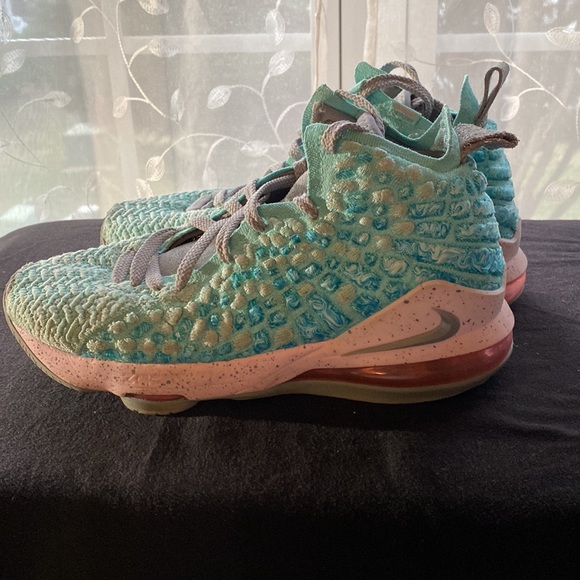 GS south beach Lebrons 17’s - Picture 3 of 5